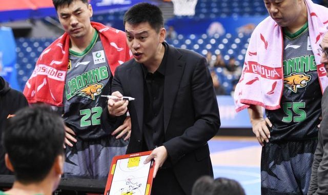 v体育-大外不到位卫冕冠军内线吃紧！张镇麟归来火线驰援