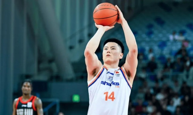 v站体育-李弘权全场10中7、三分5中3得到19分5篮板2助攻1抢断