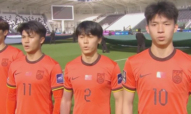 v站体育-西亚裁判坑惨中国男足，被踩踏遭无视+连续给黄牌，真的太黑了