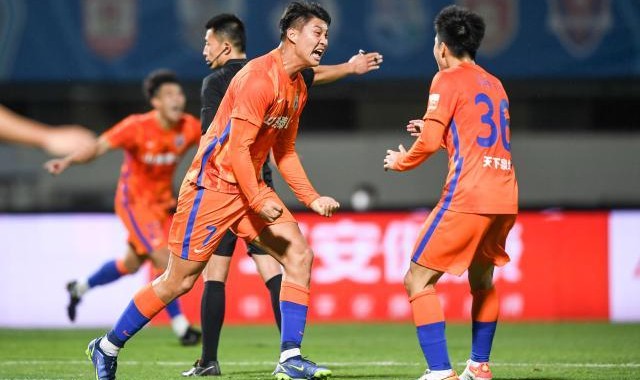 v体育-山东10分优势领跑 11年的等待!下轮取胜提前夺冠